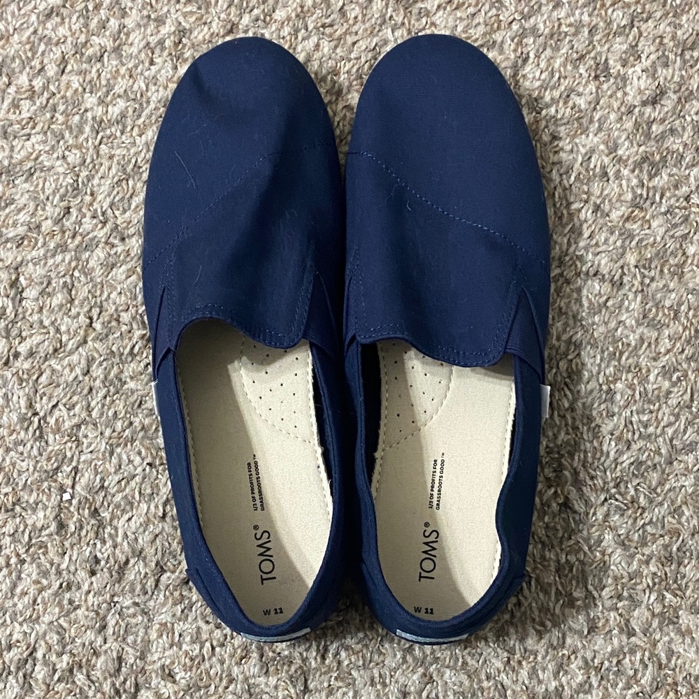 Toms Slip-On Canvas Flats in Navy